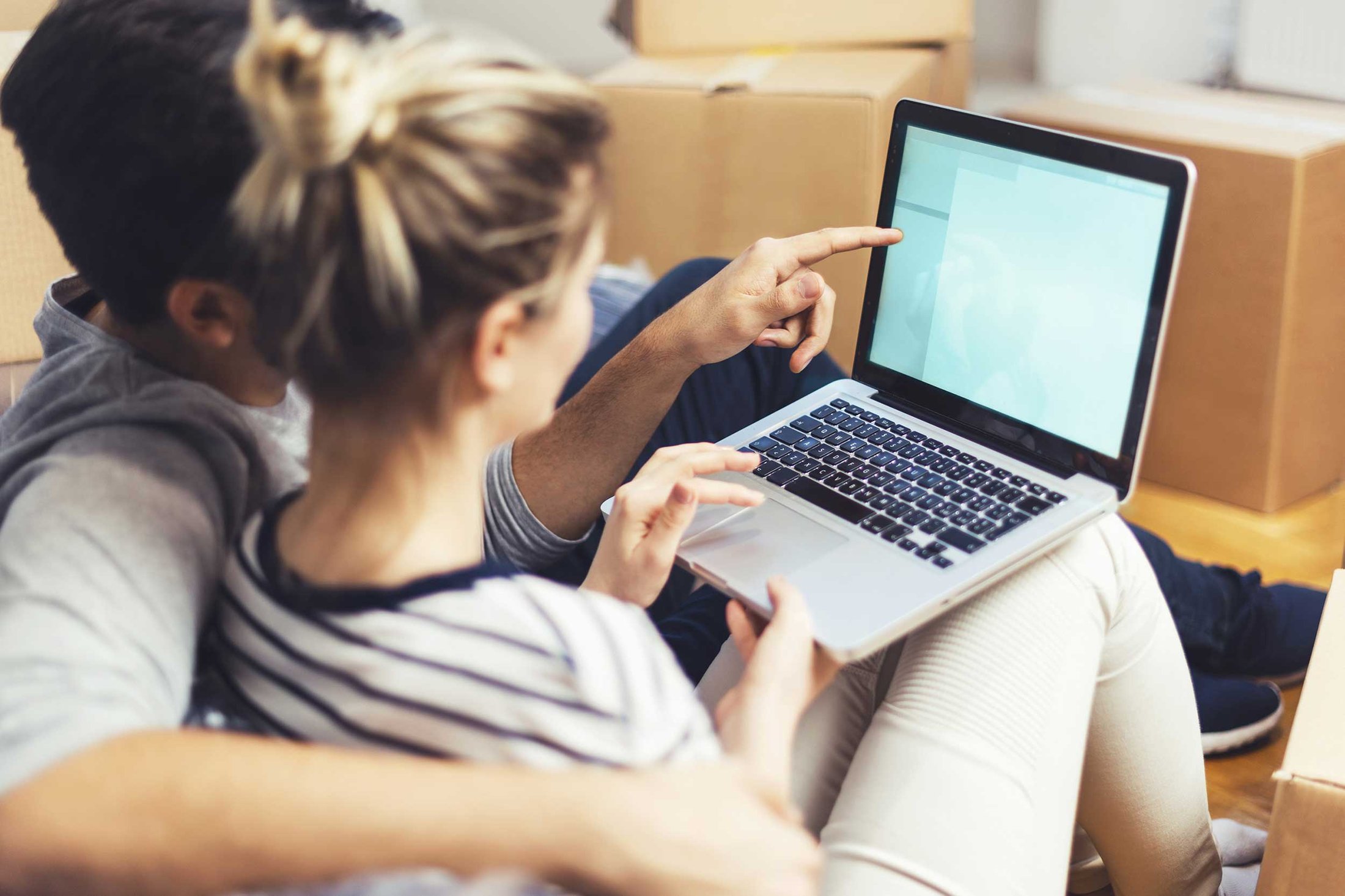 couple-with-laptop